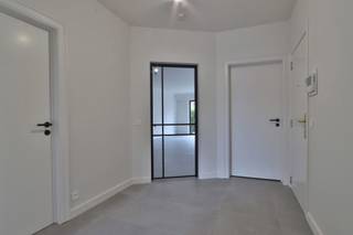 Op een centrale en vlot bereikbare ligging nabij het centrum van Beveren bevindt zich dit volledig gerenoveerd gelijkvloers appartement met...