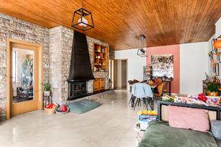 <p>Volledig gelijkvloerse woning op een perceel van ca. 457m² in het centrum van Essen, met een ruime woonkamer van ca. 40m², ingerichte keuken, drie slaapkamers, een garage van zo'n 30m² en een ruime zolder. De woning beschikt over een conforme elektrische installatie en biedt een praktische, comfortabele indeling met alle leefruimtes op het gelijkvloers. Gelegen op een centrale locatie, vlak bij winkels, scholen en openbaar vervoer.</p>
