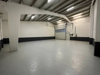 Fantastisch gelegen KMO-unit met een oppervlakte van 149 m² te koop langs de bedrijvige Heirbaan, nabij de Harelbeekstraat die na +/- 2 km...