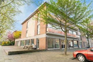 <p>Instapklare en volledig gerenoveerde commerciële ruimte van 130 m² <strong>te huur</strong>, met een uitzonderlijke zichtbaarheid dankzij maar liefst 40 meter straatgevel. Ideaal voor ondernemingen die maximale visibiliteit willen combineren met bereikbaarheid en uitstraling! De ruimte is afgewerkt in een stijlvolle industriële look met duurzaam steentapijt en geniet van overvloedig natuurlijk licht dankzij het grote raamoppervlak.</p><p><strong>Technisch volledig in orde:</strong></p><p>EPC-label A<br />Energiezuinig warmtepompsysteem<br />Airconditioning<br />Elektriciteit volledig vernieuwd</p><p><strong>Indeling:</strong></p><p>Ruime open commerciële/kantoorruimte<br />Afgesloten vergaderruimte met kitchenette<br />Ruime berging</p><p>Absolute troef is het zeer ruime terras met zicht op een groene parkomgeving, wat zorgt voor een aangename en inspirerende werkomgeving. Daarnaast is er ruime parkeergelegenheid in de directe omgeving. Strategisch gelegen op slechts 10 minuten van de A12 en de Antwerpse Ring, met een uitstekende bereikbaarheid en commerciële ligging!</p><p><strong>Huurprijs: €1.200/maand excl. kosten</strong><br /><strong>Onmiddellijk beschikbaar!</strong></p><p>Interesse? Contacteer ons voor meer informatie of een bezichtiging: info@markasa.be<span></span> of 03/827.72.92</p>