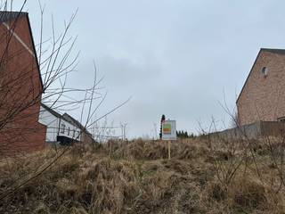 Danneels biedt momenteel het <strong>laatste perceel bouwgrond</strong> te koop aan in een goed gelegen verkaveling in deelgemeente Mechelen-Bovelingen.<br /><br />Lot 17 is heeft een oppervlakte van 461 m², is bestemd voor <strong>halfopen bebouwing </strong>en heeft een ideale zuidwest oriëntatie. <br /><br />Dit perceel bouwgrond wordt te koop aangeboden zonder bouwverplichting. Je kan dus vrij kiezen wanneer en met welke firma je hier jouw nieuwe woning gaat realiseren. <br /><br />Door de <strong>rustige ligging </strong>gelegen in een recente woonbuurt is deze bouwgrond ideaal voor jonge gezinnen of mensen die willen bouwen in een aangename omgeving. <br /><br />Heers ligt op enkele kilometers van de op- en afrit van de E40. Hierdoor beschik je over een goede verbinding naar Tienen, Leuven en Brussel. In de directe omgeving zijn er ook verschillende bushaltes.