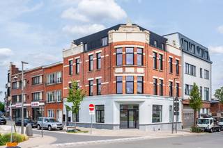 <p><strong>Appartement 2 chambres rénové avec style, lumineux et spacieux</strong></p>
<p>Vous recherchez un appartement prêt à emménager, offrant lumière, espace et confort ? Cet appartement 2 chambres entièrement rénové est fait pour vous.</p>
<p>Ce magnifique bien fait partie d’un charmant immeuble à petite échelle de seulement 5 appartements, garantissant un cadre de vie calme et agréable. Grâce aux grandes baies vitrées, chaque pièce bénéficie d’une abondance de lumière naturelle.</p>
<p>Le vaste séjour s’ouvre harmonieusement sur la cuisine ouverte au style raffiné, entièrement équipée avec des appareils modernes. Un lieu idéal pour cuisiner, se détendre ou recevoir des invités.</p>
<p>L’appartement comprend deux vraies chambres et une superbe salle de bains finie avec soin, équipée d’une baignoire, d’une douche à l’italienne et d’un double lavabo. Confort et élégance s’y marient parfaitement.</p>
<p>Une buanderie séparée et un WC invité ajoutent encore à la praticité de l’ensemble.</p>
<p>Un bien plein de caractère, baigné de lumière et idéalement situé — une visite s’impose !</p>
<p>Ne manquez pas cette opportunité et contactez dès maintenant <strong>LISTED</strong> pour une visite : +32 3 283 51 51</p>