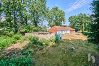 Vrijstaande, gelijkvloerse woning met 3 slaapkamers op zeer ruim perceel van 1236m²<br /><br />Deze nog te renoveren woning is zeer rustig gelegen op een zeer mooi perceel met groene buffer achteraan. <br />Ze biedt tal van mogelijkheden. In de tuin zijn is er achteraan nog een bijgebouw met dubbele carport.<br /><br /><strong>INDELING:</strong><br /><strong>Gelijkvloers: </strong>Inkomhal, leefruimte, keuken met eethoek, toilet, kelder, berging, badkamer, nachthal en drie slaapkamers