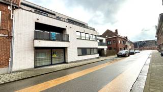 Dit aangename gelijkvloerse appartement combineert comfort, functionaliteit en een uitstekende ligging.<br /><br />Gelegen in de Slachthuisstraat te Deinze, bevindt dit appartement zich op een rustige maar centrale locatie. Winkels, openbaar vervoer, scholen en het stadscentrum zijn vlot bereikbaar. Daarnaast geniet u van een goede verbinding met invalswegen en de nabijheid van groen en wandelmogelijkheden langs de Leie. Een ideale combinatie van rust, bereikbaarheid en stedelijk comfort.<br /><br />Via de inkomhal met apart gastentoilet betreedt u de woning.<br />De mooie lichtrijke leefruimte sluit aan op de open, volledig ingerichte keuken met aansluitend een praktische bergruimte.<br /><br />Het appartement beschikt over een verzorgde badkamer en twee volwaardige slaapkamers, die beide rechtstreekse toegang bieden tot het terras en de privatieve tuin die onderhoudsvriendelijk aangelegd is met kunstgras, ideaal om zorgeloos te genieten.<br /><br />Een absolute troef is de privatieve autostandplaats die meteen grenst aan het tuintje en zorgt voor een rechtstreekse toegang tot het appartement.<br /><br />Bovendien werd dit appartement volledig aangepast aan de noden van mindervaliden, wat het extra toegankelijk maakt!<br /><br />De residentie zelf biedt bijkomend comfort met een afgesloten fietsenstalling en een vuilnisberging.<br /><br />Huurprijs te vermeerderen met 45 EUR gemeenschappelijke kosten.<br /><br />Beschikbaar 01/05/2026.<br /><br />Bezoeken?<br />U kan eenvoudig zelf een afspraak inplannen voor het bezoekmoment op maandag 2 maart via de website van ons kantoor.