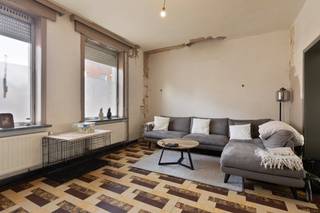 De woning onderging reeds belangrijke vernieuwingen: zo werden de keuken, badkamer, ramen én dakisolatie al aangepakt. Hierdoor kan u zich volledig focussen op de verdere afwerking en inrichting naar eigen smaak en budget.<br /><br />Indeling:<br /><br />Inkomhal<br />Leefruimte<br />Vernieuwde keuken<br />Badkamer<br />3 volwaardige slaapkamers<br />Zolder bereikbaar via vaste trap (mogelijkheden tot extra kamer/hobbyruimte)<br />Dubbele garage met extra bergruimte<br /><br />Kortom, een ideale opportuniteit voor wie op zoek is naar een woning met stevige basis, waar u zelf nog de laatste hand aan kan leggen.<br /><br />Interesse? Neem gerust contact op voor meer informatie of een bezoek ter plaatse!<br /><br />Dit pand is onderworpen aan de renovatieverplichting van de Vlaamse overheid voor residentiële gebouwen (behoudens bij sloop binnen 5 jaar na de aankoop). Consulteer voor meer informatie de website van het Vlaams Energie- en Klimaatagentschap via https://www.vlaanderen.be/een-woning-kopen/renovatieverplichting-voor-residentiele-gebouwen<br /><br />Bestuursmaatregelen in het maatregelenregister: nee