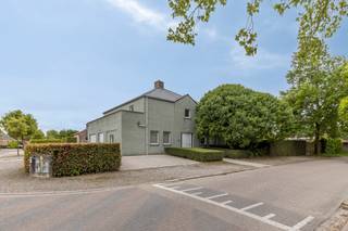 <h3><span>Vrijstaande woning met multifunctionele praktijkruimte op een rustige locatie in Hoogstraten</span></h3>
<p><span>In een groene en residentiële omgeving bevindt zich deze uitstekend onderhouden vrijstaande woning met een bewoonbare oppervlakte van ca. 320 m² op een perceel van 688 m². Naast een aangename woonbeleving geniet u hier van een veelzijdige extra ruimte van 47 m², momenteel ingericht als voormalige dokterspraktijk. Dankzij de afzonderlijke mogelijkheden is deze ruimte geschikt voor een vrij beroep, kantoor aan huis, kangoeroewonen, hobbyruimte of andere invullingen.</span></p>
<h3><span>Indeling</span></h3>
<p><span>Bij het betreden van de woning valt meteen de open en lichtrijke sfeer op. De leefruimte geniet van grote raampartijen die een mooi zicht geven op de tuin en zorgen voor een aangename verbinding tussen binnen en buiten.</span></p>
<p><span>De keuken kijkt uit op het groen en vormt een praktische en gezellige plek voor het dagelijkse gezinsleven. Aansluitend bevinden zich de nodige woon- en bergruimtes die bijdragen aan het comfort van de woning.</span></p>
<p><span>De multifunctionele ruimte van 47 m² bevindt zich op het gelijkvloers en kan eenvoudig aangepast worden aan uiteenlopende woon- of werkbehoeften.</span></p>
<p><span>Op de verdieping bevinden zich drie volwaardige slaapkamers. Elke slaapkamer beschikt over toegang tot een terras, wat zorgt voor extra lichtinval en een aangenaam gevoel van ruimte. Verder is er een verzorgde badkamer aanwezig.</span></p>
<h3><span>Wooncomfort</span></h3>
<p><span>Deze woning werd gebouwd in 1994 en verkeert in zeer goede staat van onderhoud. De combinatie van ruime leefvertrekken, veel natuurlijke lichtinval en een doordachte indeling maakt dit een aangename woning voor gezinnen, zelfstandigen of kandidaat-kopers die wonen en werken willen combineren.</span></p>
<h3><span>Buitenleven</span></h3>
<p><span>De volledig omheinde tuin vormt een rustige en private buitenruimte waar u ongestoord kunt genieten. Dankzij de afwezigheid van inkijk geniet u hier van maximale privacy. Rondom de woning is voldoende ruimte voorzien, terwijl de zes parkeerplaatsen en de inpandige garage zorgen voor een bijzonder praktisch gebruiksgemak.</span></p>
<h3><span>Technische troeven</span></h3>
<ul>
<li><span>EPC-label B</span></li>
<li><span>Goed onderhouden woning</span></li>
<li><span>Bewoonbare oppervlakte ca. 320 m²</span></li>
<li><span>Inpandige garage</span></li>
<li><span>6 parkeerplaatsen</span></li>
<li><span>Multifunctionele ruimte van 47 m²</span></li>
<li><span>Volledig omheinde tuin met veel privacy</span></li>
</ul>
<h3><span>Ligging</span></h3>
<p><span>Heilig Bloedstraat 32 is gelegen in een rustige en groene woonomgeving in Hoogstraten. Winkels, scholen, sportfaciliteiten en openbaar vervoer bevinden zich op wandel- en fietsafstand. Bovendien zijn omliggende gemeenten en de E19 richting Antwerpen en Breda vlot bereikbaar.</span></p>
<p><span>Bent u op zoek naar een ruime vrijstaande woning met een combinatie van comfortabel wonen, privacy en extra mogelijkheden voor een zelfstandige activiteit of kangoeroewonen? Contacteer ons dan voor een bezoek ter plaatse. Domestic makelaars, 014610386</span></p>