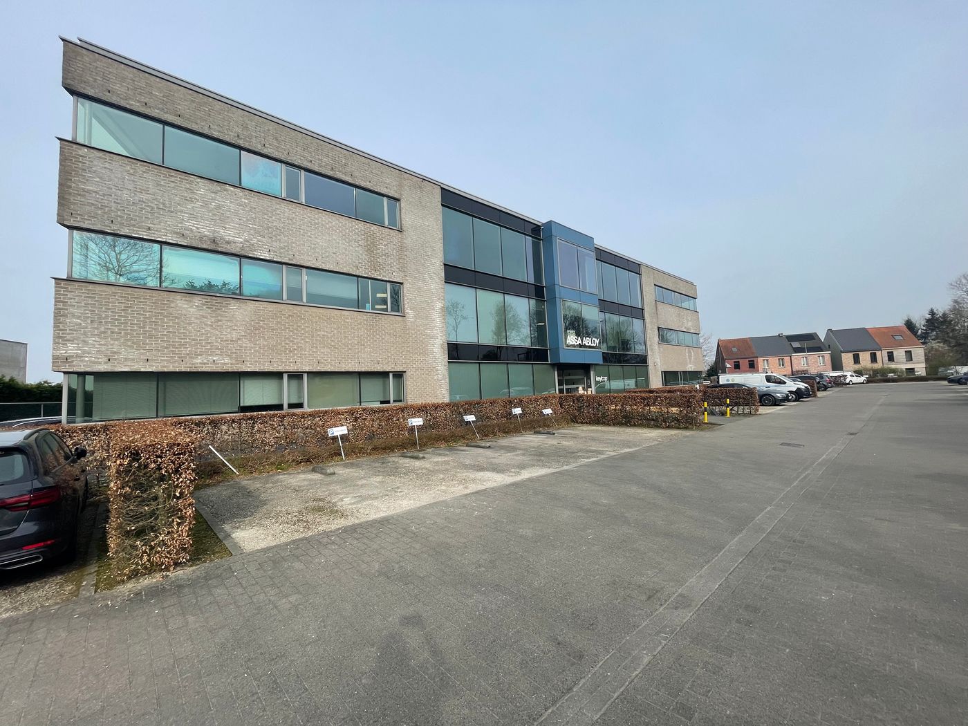 570 m² open space kantoren te huur mét visibiliteit van de E40 - foto 1