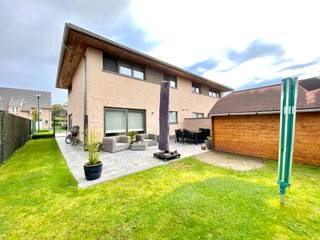 Centraal gelegen en kwalitatief afgewerkte, goed onderhouden woning gelegen in recente verkaveling.De woning omvat een inkomhal met...