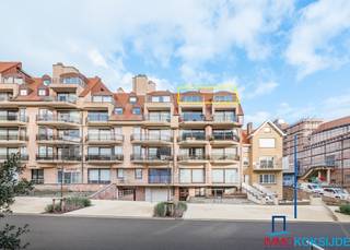Koksijde-Bad, Residentie Les Oyats, lichtrijk en zeer ruim penthouse (123m²), 4e verdieping met lift.Bestaande uit: inkomhall, lichtrijke en ruime...