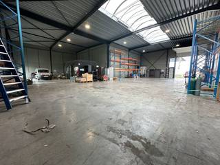 Nieuwbouw KMO-unit van 429 m² met 4 parkeerplaatsen te huur te Lendelede. Fantastisch gelegen op een toplocatie met een vlotte ontsluiting naar de...
