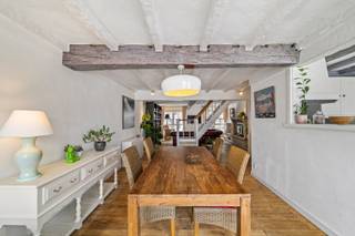 Oostende-Mariakerke, uiterst charmant en sfeervol ruim duplexappartement met uitzonderlijk groot zonneterras (130m²). Ideaal gelegen op...