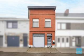 TE KOOP IN AALSTCharmant rijhuis op toplocatie net buiten het centrum van AalstOp zoek naar een instapklare woning op een uitstekende ligging? Dit...