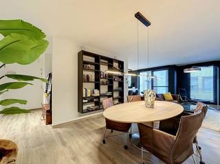 <p><span>Dit ruime en hoogwaardig afgewerkte appartement is gelegen op de derde verdieping van een recent gebouw met lift, in het hart van de levendige dorpskern van Beveren. Dankzij de centrale ligging bevinden de winkelstraten zich als het ware in de achtertuin en geniet u van alle voorzieningen op wandelafstand.</span></p><p><span>Via de inkomhal met apart toilet komt u in de ruime leefruimte, waar de open keuken mooi in het geheel is geïntegreerd. De keuken is volledig uitgerust en beschikt onder meer over een Amerikaanse koelkast, hoge druk stoomoven, combioven en inductiekookvuur. Aansluitend bevindt zich een praktische berging.</span></p><p><span>Via de nachthal bereikt u drie slaapkamers, een dressing en twee badkamers. De eerste badkamer is uitgerust met een ligbad, lavabo en toilet. Daarnaast is er een aparte douchekamer met inloopdouche. Achter de derde slaapkamer (momenteel gebruikt als bureauruimte) bevindt zich het aangename terras, voorzien van een zonneluifel.</span></p><p><span>Via de lift of traphal bereikt u de kelderverdieping, waar het appartement beschikt over een privatieve kelderberging en een ondergrondse autostaanplaats met mogelijkheid tot elektrisch laden.</span></p><p><span>Het appartement is uiterst energiezuinig, wordt verwarmd via een warmtepomp en beschikt over een volledig conforme elektrische installatie. In combinatie met de hoogwaardige afwerking, ruime indeling en uitstekende staat biedt dit appartement een bijzonder hoog wooncomfort.</span></p><p><span>Voor meer informatie of een bezoek, contacteer ons vandaag nog via 03 500 05 40.</span></p>