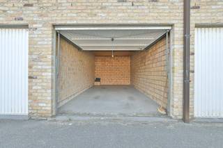 In het centrum van De Haan bevindt zich deze ruime garagebox.<br /><br />Het garagecomplex beschikt over een vlotte in- en uitrit, wat zorgt voor een comfortabele en toegankelijke bereikbaarheid. De garage is ideaal voor eigen gebruik of interessant als investering.<br /><br />Met een oppervlakte van 18,75 m² en afmetingen van 3,10 meter breed op 6,05 meter diep beschikt u over voldoende ruimte voor het parkeren van een wagen, het stallen van fietsen of motoren, of het opbergen van materialen.<br /><br />Interesse? Contacteer ons voor meer informatie!