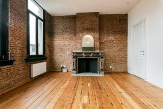 Knus en gezellig 1 –slaapkamer appartement op een centrale ligging!<br /><br />Onmiddellijk beschikbaar! <br /><br />De lichtrijke leefruimte is voorzien van een keuken met alle toestellen zoals oven, koelkast, keramisch kookplaat, dampkap en vaatwasser. De slaapkamer achteraan en tussenin de nieuwe badkamer met inloopdouche, lavabo en WC.<br /><br />De authentieke elementen zoals houten vloeren, hoge plafonds, sierschouw en grote raampartijen zijn behouden en geven het appartement een extra charmante uitstraling. <br />Lage maandelijkse kosten van € 105,00 voor het onderhoud van de gang en privé waterverbruik. Gas en elektriciteit met eigen meters. Overal dubbele beglazing. EPC waarde van 196 kWh.<br />Wees er snel bij en contacteer ons voor meer informatie.
