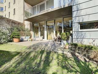 <p>Dit bijzonder bel-étage appartement onderscheidt zich door zijn uitzonderlijke ligging in het historische hart van Gent, zijn royale raampartijen en de toegang tot een prachtig aangelegde, zuidgerichte gemeenschappelijke tuin van maar liefst 1.150 m².</p>
<p>Gelegen in de Limburgstraat, op amper enkele stappen van het Sint-Baafsplein, bevindt u zich hier midden in het bruisende stadscentrum, omringd door historische pracht, gezellige horecazaken en een uitgebreid aanbod aan winkels. Vanuit het appartement geniet u van een uniek zicht op zowel de Sint-Baafskathedraal als het Belfort, een zeldzame combinatie die het wonen hier bijzonder maakt. Dankzij de centrale ligging zijn ook openbaar vervoer, belangrijke invalswegen en horeca vlot bereikbaar, wat dit appartement niet alleen aantrekkelijk maakt voor eigen bewoning, maar ook als investering.</p>
<p>Het luxueuze appartementsgebouw werd opgericht in 2007 en straalt kwaliteit en duurzaamheid uit. Het appartement zelf beschikt over een 2 slaapkamers, badkamer met douche, 2 toiletten, en biedt een aangename combinatie van ruimte, licht en flexibiliteit.</p>
<p>Via de lift of enkele trappen bereikt u het appartement, dat toegankelijk is via een gepantserde deur. De inkomhal geeft toegang tot de lichtrijke leefruimte en een polyvalente ruimte die perfect kan dienen als slaapkamer of bureau. De leefruimte vormt één open en indrukwekkend geheel, waarbij de grote raampartijen zorgen voor een overvloed aan natuurlijk licht en een uniek zicht aan beide zijden: enerzijds op de historische stad, anderzijds op de rustige, groene binnentuin.</p>
<p>De multifunctionele kamer kan eenvoudig geïntegreerd worden in de leefruimte dankzij schuifdeuren, waardoor u de indeling volledig kan afstemmen op uw woonbehoeften.</p>
<p>Verder beschikt het appartement over de mogelijkheid tot aankoop van een ondergrondse staanplaats, bereikbaar via een autolift. Daarnaast is er een ruime ondergrondse duplexkelder. Binnen de gemeenschappelijke delen geniet u bovendien van een uitzonderlijk dakterras met een adembenemend uitzicht op de drie torens van Gent.</p>
<p>Een unieke opportuniteit voor wie op zoek is naar comfortabel en stijlvol wonen op een absolute topligging in Gent.</p>