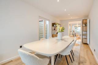 Het betreft een prachtige halfopen bebouwing die gelegen is op een bijzonder ruim perceel (550m²). De woning is niet alleen esthetisch vernieuwd, maar ook technisch helemaal in orde. Met een gunstig EPC-label B, de aanwezigheid van zonnepanelen, laadpaal en een elektrische keuring die volledig conform isDe ligging zorgt voor een uitstekende bereikbaarheid. Zowel het historische stadscentrum als de vlot bereikbare wegen naar de kust en het binnenland liggen binnen handbereik. Wie vastgoed wil kopen op een strategische locatie, vindt hier de ideale mix van mobiliteit en wooncomfort. Indeling (150m²): Gelijkvloers:- inkomhal (10m²) - woonkamer met open keuken (36m²) - eetkamer (22m²) - apart toilet - inpandige garage (16m²) - terras- tuin - tuinbergingEerste verdieping- nachthal (9m²) - slaapkamer (13,5m²) - badkamer (10m²) met aansluiting wasmachine en technische berging (1,5m²) Tweede verdieping- twee slaapkamers (11m² - 18,5m²)