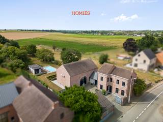 Dit karaktervolle pand bevindt zich in een gezellige straat in Hoegaarden, waar landelijke rust en hedendaags comfort samenkomen. De hoeve...