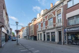 Verrassend ruim en zeer veelzijdig pand op wandelafstand van de Grote Markt te Turnhout.Verschillende mogelijkheden: Handelspand met gelijkvloers met...
