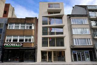 In de residentie Central Boulevard kun je dit ruime nieuwbouwappartement terugvinden met 2 slaapkamers en een oppervlakte van 100m2 vlakbij het centrum van Oostende, de jachthaven en de visserskaai. <br /><br /><u>De indeling van het appartement is als volgt;</u>
<ul>
	<li>Inkomhal</li>
	<li><strong>Ruime </strong>eet- en leefruimte</li>
	<li>Volledig <strong>geïnstalleerde open keuken</strong></li>
	<li>Berging</li>
	<li>2 <strong>volwaardige</strong> slaapkamers met ruimte voor dubbelbed en kasten</li>
	<li><strong>Apart</strong> toilet</li>
	<li>Badkamer <strong>met bad en inloopdouche</strong></li>
	<li>Terras aan de <strong>voorzijde en achterzijde (zuid)</strong></li>
</ul>
<br />Het appartement is afgewerkt met <strong>vloerverwarming, warmtepomp en ventilatie type D. </strong><br />Op het gelijkvloers is er een fietsenstalling voorzien om veilig uw fietsen te stallen. <br /><br />Aarzel niet en contacteer ons voor meer informatie. <br /><br /> 