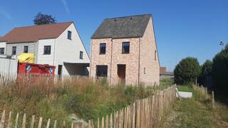 In de Jozef Verduynstraat in Ruddervoorde bouwt Danneels ruime energiezuinige gezinswoningen in stijlvolle architectuur. De woningen zijn ideaal gelegen; in een verkeersluwe straat in het centrum, dicht bij alle voorzieningen.<br /><br />Op het lot 4 bouwen we een fraaie open bebouwing in moderne stijl, goed voor 169 m² woonoppervlakte.<br /><br />Met o.m. een open ingedeelde woonkamer, ingerichte eilandkeuken en badkamer, ruime tuin met gezellig terras, 3 mooie slaapkamers, oprit, carport, … vind je hier alles wat een gezin verlangt.<br /><br />Deze bijna-energieneutrale woning (E-peil 21) is uitgerust met een geothermische warmtepomp, vloerverwarming, zonnepanelen en een ventilatiesysteem met warmterecuperatie.<br /><span>Danneels werkt deze woning sleutel-op-de-deur voor je af en jij kiest zelf jouw keuken- en badkamerinrichting en de vloer- en wandtegels bij onze partners. </span><br /><br /><span>De totaalprijs en de oplevertermijn liggen vooraf vast en jouw klantenbegeleider staat voor je klaar.</span><br /> 