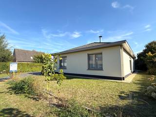 Op zoek naar een comfortabele woning in een rustige woonwijk te Bredene? Deze instapklare vrijstaande woning combineert ruimte, licht en praktisch wooncomfort, allemaal volledig op het gelijkvloers.<br /><br />De woning beschikt over een aangename, lichtrijke leefruimte met aansluitende veranda, twee ruime slaapkamers en een grote badkamer met zowel bad als douche. Dankzij de vele raampartijen geniet de woning van een mooie natuurlijke lichtinval.<br /><br />Buiten beschikt u over een ruime zuidgerichte tuin met gezellig terras , ideaal om volop van de zon en het buitenleven te genieten. Een inpandige garage, een carport en het aansluitende tuinhuis zorgen bovendien voor meer dan voldoende parkeergelegenheid en bergruimte.<br /><br />Troeven:<br />• Vrijstaande woning in rustige woonwijk<br />• 132 m² bewoonbare oppervlakte<br />• 2 ruime slaapkamers<br />• Alles op het gelijkvloers<br />• Grote badkamer met bad & douche<br />• Veel natuurlijke lichtinval<br />• Instapklaar<br />• Ruime zuidgerichte tuin<br />• Inpandige garage<br />• Carport met verbonden tuinhuis<br /><br />Interesse in deze droomwoning? Bel Nikolaas op 0496 68 84 67 of surf naar www.ensor.immo