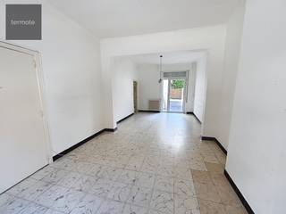 Deze ruime eigendom, in het centrum van Waregem, biedt verschillende mogelijkheden.<br /><br />Deze eigendom heeft volgende indeling:<br /><br /><u>GELIJKVLOERS APPARTEMENT N° 58:</u><br />Appartement met een oppervlakte van 83m²  bestaande uit gemeenschappelijke inkom, living met aanpalend terras, kleine ingerichte keuken, badkamer met douche, lavabomeubel en toilet, zeer ruime berging/wasplaats in de kelderverdieping, 2 slaapkamers, gezellige koer met terras, gezamenlijke fietsberging/doorgang en ruime buitenberging.<br /> <br /><u>DUPLEX APPARTEMENT N° 58 BUS 1:</u><br />Appartement op de 1ste en 2de verdieping met een oppervlakte van 104 m² bestaande uit gemeenschappelijke inkom, aparte inkomhal, living met aanpalend ruim zonnig terras, kleine volledig uitgeruste keuken, badkamer met inloopdouche, toilet en lavabomeubel, 2 ruime slaapkamers, ruime berging/wasplaats en gezamenlijke fietsberging/doorgang. <br /><br />- Alle nutsvoorzieningen zijn gescheiden, dus aparte tellers per appartement ;<br />- De appartement dienen lichtjes opgefrist te worden ;<br />- De appartementen worden verwarmt met hoogrendementsketels ;<br /><br />Voor meer info of een bezoek kan je ons contacteren in ons kantoor te Waregem op nummer 056/ 60.33.66 ; 