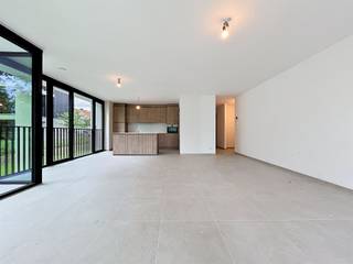 <p><span>Nieuwbouwappartement met twee slaapkamers in residentie Kasteelvijver te Langemark.</span></p><p><span> </span></p><p><span>Dit appartement bevindt zich op het </span><span>gelijkvloers</span><span> en beschikt over een </span><span>bewoonbaar oppervlakte</span><span> van </span><span>105m² </span><span>met </span><span>twee terrassen </span><span>van </span><span>19m²</span><span> en </span><span>1.33m²</span><span>.</span></p><p><span> </span></p><p><span>Indeling</span><span>: </span></p><p><span>Ruime </span><span>inkomhal/nachthal</span><span>, </span><span>open keuken</span><span> met </span><span>leefruimte</span><span> die directe toegang biedt tot het groot </span><span>terras.</span><span> Aanpalend aan de keuken bevindt zich de </span><span>berging/wasplaats.</span></p><p><span>Verder hebben is er nog een </span><span>gastentoilet</span><span>, </span><span>badkamer met</span><span> inloopdouche en dubbele lavabo, </span><span>twee volwaardige slaapkamers</span><span> waarvan één met toegang tot het </span><span>tweede terras.</span></p><p><span> </span></p><p><span>Er is tevens een </span><span>kelderberging</span><span> bij te kopen, alsook mogelijkheid tot aankopen van </span><span>ondergrondse staanplaats.</span></p><p><span> </span></p><p><span>De </span><span>warmwaterproductie</span><span> en de </span><span>vloerverwarming</span><span> zal opgewekt worden door een bodem/water </span><span>warmtepomp met ingebouwde boiler.</span><span> De warmte wordt uit de grond gehaald via </span><span>geothermie.</span></p><p><span>Doorheen het appartement is er </span><span>ventilatiesysteem D </span><span>(mechanische toevoer en afvoer) voorzien.</span></p><p><span>Het appartement beschikt tevens over</span><span> zonnepanelen</span><span> (760Wp) wat het bovendien uiterst zuinig maakt!</span></p><p><span> </span></p><p><span> </span></p><p><span> </span></p>