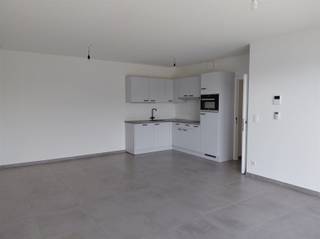 <p><span><strong>Vraag uw bezoek aan via info@optimusvastgoed.be!</strong></span><br /><span><strong>TE HUUR: Appartement met 2 slaapkamers te Boekt! </strong></span><br /><span>Dit appartement is gunstig gelegen in de vernieuwde dorpskern van Boekt, met allerhande faciliteiten op enkele minuten verwijderd. Ook de autosnelwegen zijn op enkele minuten rijden. </span><br /><span>Het appartement bevindt zich op de eerste verdieping en beschikt over een ondergrondse staanplaats. Verder is het appartement voorzien van een ruime woonkamer met terras, een open keuken, berging, badkamer met inloopdouche en wastafel, een apart toilet en 2 slaapkamers. </span><br /><span><strong>Ligging:</strong></span><br /><span>Het appartement is gelegen op een rustige locatie in het centrum van Boekt. Allerhande voorzieningen én de autosnelweg bevinden zich op enkele minuten afstand.</span><br /><span><strong>Indeling: </strong></span><br /><span>Inkom, toilet, 2 slaapkamers, badkamer, berging, woonkamer met terras, open keuken. </span><br /><span><strong>Troeven: </strong></span><br /><span>- Rustige Ligging! </span><br /><span>- Alle faciliteiten vlakbij! </span><br /><span>- Modern appartement! </span><br /><span>- Gunstig EPC!</span><br /><span><strong>EPC A met certificaatnummer: 71070-G-2014_22610/EP12733/B001/D01/SD010</strong></span><br /><span><strong>Gemeenschappelijke kosten: € 75 per maand zonder jaarlijkse afrekening</strong></span><br /><span><strong>Onmiddellijk beschikbaar!</strong></span></p>
