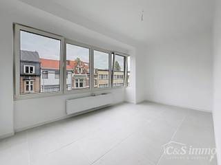 Op de derde verdieping van een recent gerenoveerd gebouw bevindt zich dit volledig vernieuwde appartement met een zonnig terras van ca. 5m²...