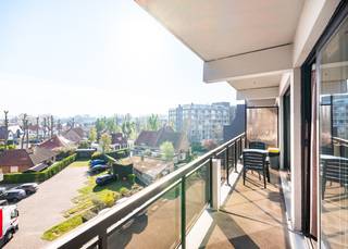 't Hoge 03.04 - Instapklare studio te koop op de derde verdieping van residentie 't Hoge. Deze residentie bevindt zich aan "de poort van Koksijde" : vlakbij het commercieel centrum en op wandelafstand van zee.<br /><br />Deze studio werd als volgt ingedeeld: inkomhal | leefruimte met open, uitgeruste keuken uitgevend op balkon | badkamer voorzien van toilet, douche en lavabo. <br /><br />Twee kelders inbegrepen in de vraagprijs. <br /><br />Mogelijkheid tot aankoop van een parkeerplaats in de residentie aan € 25.000. <br /><br />Contacteer ons vandaag nog voor een afspraak ter plaatse!