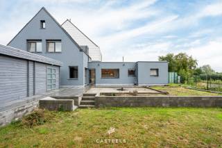 Deze halfopen woning aan de Geraardsbergsesteenweg 71 in Merelbeke-Melle staat op een ruim perceel van 646 m² en beschikt momenteel over een bewoonbare oppervlakte van circa 165 m². De woning dateert oorspronkelijk uit 1946, maar werd doorheen de jaren aangepakt, waaronder een renovatie van de buitengevel.<br /><br />Met een EPC B is de woning degelijk geïsoleerd. De centrale verwarming gebeurt op aardgas en de verwarmingsketel werd vernieuwd in 2016-2017. Ook de conforme elektrische installatie, gekeurd tot 2029, is een belangrijke troef.<br /><br />Binnen zijn er momenteel drie slaapkamers. Daarnaast beschikt de woning over een grote zolderruimte die nog heel wat mogelijkheden biedt. Deze kan verder ingericht worden als extra slaapkamer, bureau of polyvalente ruimte.<br /><br />De keuken is aangenaam licht en biedt zicht naar buiten en op de tuin. De ruime badkamer met dubbele lavabo, bad + douche bevindt zich achteraan op het gelijkvloers, net als het aparte toilet. Een bijkomende praktische meerwaarde is de opvallend ruime kelder, die heel wat extra stockage biedt.<br /><br />Ook buiten is er voldoende ruimte. Het perceel van 646 m² biedt een fijne tuin met nog mogelijkheden om deze verder naar eigen smaak aan te leggen. Bij de woning horen bovendien twee ruime garages, beide voorzien van een elektrische poort. Daarnaast is er een regenwaterput van 5.000 liter aanwezig.<br /><br />Een degelijke halfopen woning op een mooi perceel, met een goede EPC-score en vooral veel praktische ruimte en potentieel dankzij de tuin, ruime kelder, grote zolder en twee garages.