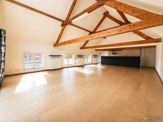 LOFT SPACIEUX avec une SUPERFICIE GÉNÉREUSE (152 M²), une GRANDE TERRASSE (18 M²) et une situation privilégiée au CENTRE DE RENAIX. Ce bien combine une agréable sensation d’espace avec une abondance de LUMIÈRE NATURELLE et un cadre de vie contemporain. L’impressionnant espace de vie AVEC CUISINE OUVERTE constitue le cœur de l’habitation et offre DE NOMBREUSES POSSIBILITÉS D’AMÉNAGEMENT. Le loft dispose également de toilettes séparées pour les invités, de 3 chambres et de la possibilité de créer facilement un ESPACE DE TÉLÉTRAVAIL ÉLÉGANT, d’une salle de bains soignée ainsi que d’une TERRASSE ENSOLEILLÉE DE 18 M² où vous pourrez profiter pleinement du soleil en toute tranquillité. Une PLACE DE PARKING PRIVATIVE et un ESPACE DE RANGEMENT EXTÉRIEUR PRIVATIF offrent un confort supplémentaire et des possibilités de rangement pratiques. Situé dans le CENTRE ANIMÉ DE RENAIX, à distance de marche des commerces, établissements horeca, écoles et transports en commun, avec un ACCÈS FACILE AUX PRINCIPAUX AXES ROUTIERS.<br />Adresse : Politieke Gevangenenstraat 21B boîte 201 – 9600 Renaix<br />Aucune obligation de rénovation ; score P : D, score G : D ; Mesures dans le registre des mesures : non.