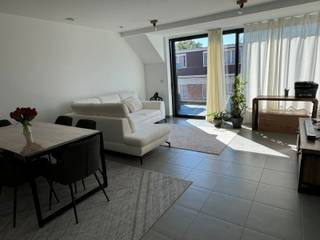 <p>Dit recent en energiezuinig appartement in Tielrode beschikt over een inkomhal, een gezellige en lichtrijke woonkamer met een open ingerichte keuken, een berging met plaats voor wasmachine en droogkast, 1 slaapkamer, een badkamer met lavabo en douche en een apart toilet.</p>
<p>Dit appartement, uitgerust met een warmtepomp en ventilatiesysteem, is mooi afgewerkt en geschilderd en beschikt over een gezellig terras voor- en achteraan.</p>
<p>Verder zijn er in het gebouw een lift, een gemeenschappelijke fietsenberging en zonnepanelen voor de gemeenschappelijke delen aanwezig.</p>
<p>Huurprijs € 750/maand + € 40 gemeenschappelijke kosten. Vrij vanaf 1 januari 2027. EPC label A.</p>
<p>Mooi gelegen, nabij natuurgebied, ideaal voor mooie wandelingen.</p>
