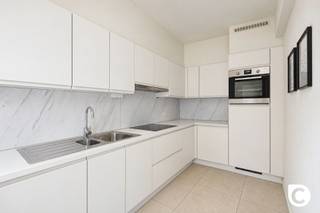 <p><span>Gerenoveerd lichtrijk 2-slaapkamerappartement (107 m²) met terrassen op de Fruithoflaan!</span></p><p><span>Bent u op zoek naar een instapklaar, modern en comfortabel appartement op een absolute toplocatie? Dit prachtig gerenoveerde appartement (2020) van ca. 107 m² (cfr. EPC) bevindt zich op de eerste verdieping van een verzorgd gebouw met lift op de populaire Fruithoflaan te Berchem. Met een gunstig EPC B-label (178 kWh), een stijlvolle afwerking en terrassen aan zowel de voor- als achterzijde geniet u hier van een heerlijk wooncomfort in het groen! De Fruithoflaan staat bekend om haar uitstekende levenskwaliteit. Winkels, supermarkten, parken, openbaar vervoer (tram en bus) en gezellige horeca bevinden zich letterlijk op wandelafstand. Bovendien geniet u van een vlotte verbinding naar het stadscentrum en de belangrijkste invalswegen.</span></p><p><span> </span></p><p><span>Inkom, woonruimte & keuken</span></p><p><span>U komt het appartement binnen via een ruime inkomhal die is uitgerust met een veiligheidsdeur, een royale ingemaakte vestiairekast, een handige berghoek én een apart toilet. Vanuit de hal stapt u de royale woonruimte van ca. 37 m² binnen. Dankzij de grote raampartijen geniet u hier van een overvloed aan natuurlijk licht en een rustgevend zicht op het groen. De woonruimte is ook voorzien van een ingebouwde designhaard. Aansluitend bevindt zich de praktische, ingerichte keuken die directe toegang biedt tot het terras aan de voorzijde.</span></p><p><span> </span></p><p><span>Slaapkamer, badkamer & wasberging</span></p><p><span>Aan de rustige achterzijde van het appartement bevindt zich de nachthal die toegang biedt tot twee volwaardige slaapkamers van ca. 14 m² en 15 m² groot. Beide slaapkamers zijn voorzien van een prachtige parketvloer en geven uit op het achterliggende terras. De moderne badkamer is uitgerust met een comfortabele inloopdouche en een dubbele wastafel in meubel. Daarnaast beschikt het appartement over een aparte, grote ruimte met de nodige aansluitingen voor uw wasmachine en droogkast.</span></p><p><span> </span></p><p><span>Buitenruimte & Extra's</span></p><p><span>Het appartement beschikt over terrassen aan zowel de voor- als achterzijde, zodat u op elk moment van de dag van het buitenleven kunt genieten. Op het gelijkvloers vindt u bovendien een kleine, handige berging die zorgt voor een directe toegang tot de straat. Daarnaast is er een garagebox beschikbaar voor aankoop aan 19.500 euro, een absolute luxe op deze gegeerde locatie!</span></p><p><span> </span></p><p><span>De highlights op een rij:</span></p><p><span>- Gegeerde toplocatie: Wonen op de geliefde Fruithoflaan te Berchem nabij alle faciliteiten en groen.</span></p><p><span>- Instapklaar & Gerenoveerd (2020): Duurzaam wonen met een gunstig EPC B-label (178 kWh).</span></p><p><span>- Ruim & Lichtrijk: Ca. 107 m² bewoonbare oppervlakte met een woonruimte van ca. 37 m² en groenzicht.</span></p><p><span>- Inkomhal met extra's: Veiligheidsdeur, ingemaakte vestiairekast, berghoek en apart toilet.</span></p><p><span>- Slaapkamers & Badkamer: Twee grote slaapkamers (ca. 14 m² en 15 m²) op parket met terrasstoegang, badkamer met dubbele wastafel en inloopdouche + aparte wasberging.</span></p><p><span>- Extras: Inclusief private kelderberging, handige gelijkvloerse berging met straattoegang én optionele garagebox ( 19.500).</span></p><p><span> </span></p><p><span>Kortom: een schitterend, volledig vernieuwd appartement op een toplocatie. Plan snel uw bezoek!</span></p>