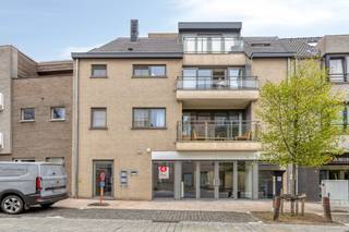 Bent u op zoek naar een commerciële locatie met een professionele uitstraling? Deze gelijkvloerse kantoorruimte van 85 m² met een brede gevel is uitstekend gelegen in de Lostraat te Aalter. Het pand is instapklaar en biedt diverse invulmogelijkheden (eventueel ook handelsbestemming, mits bestemmingswijziging).<br /><br />*Indeling: Lichtrijke kantoorruimte met eigen keuken en sanitair (wc).<br />*Afwerking: Duurzame tegelvloer, kwalitatief schrijnwerk met ventilatieroosters en centrale verwarming op aardgas.<br />*Nutsvoorzieningen:Aparte tellers voor water, gas en elektriciteit (volledig eigen verbruik).<br />*Buitenruimte: Toegang tot een gezellige gemeenschappelijke koer/patio (38 m²), gedeeld met de bovenliggende appartementen.<br />*Extra opslag:Bijhuren van bijkomende opbergruimte in de achtergelegen berging is bespreekbaar.<br /><br />*Beschikbaarheid / Ingang: Bespreekbaar (snel beschikbaar).<br />*Staat: Volledig instapklaar.<br />*Ligging: Uitstekende bereikbaarheid en visibiliteit.<br />*Huurwaarborg: 3 maanden huur.<br />*Onroerende voorheffing: € 100/maand (forfaitair).<br /><br />Interesse?<br />Aarzel niet om contact met ons op te nemen voor meer informatie of om een bezoek in te plannen voor dit bedrijfsvastgoed in Aalter!
