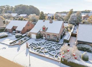 Degelijke en ruime gezinswoning in de groene rand rond Halen. In deze ruime woning van 216m² (Bron opp. EPC) geniet u van de rust & privacy in...