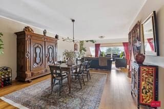 Ruim dakappartement van 129 m² gelegen op de derde verdieping in een rustige residentie aan het groene stadspleintje in de Driezenstraat. Dankzij de centrale maar toch rustige ligging woon je hier op wandelafstand van winkels, voorzieningen en de Grote Markt.<br /><br />Het appartement bestaat uit een inkomhal, een ruime en lichtrijke living met eetkamer, een keuken met praktische berging, drie slaapkamers, één badkamer en twee terrassen. Daarnaast beschikt het appartement over een ondergrondse kelderberging en staanplaats die mee inbegrepen zijn in de prijs.<br /><br />Vermelde afmetingen en oppervlaktes zijn indicatief en conform het EPC.
