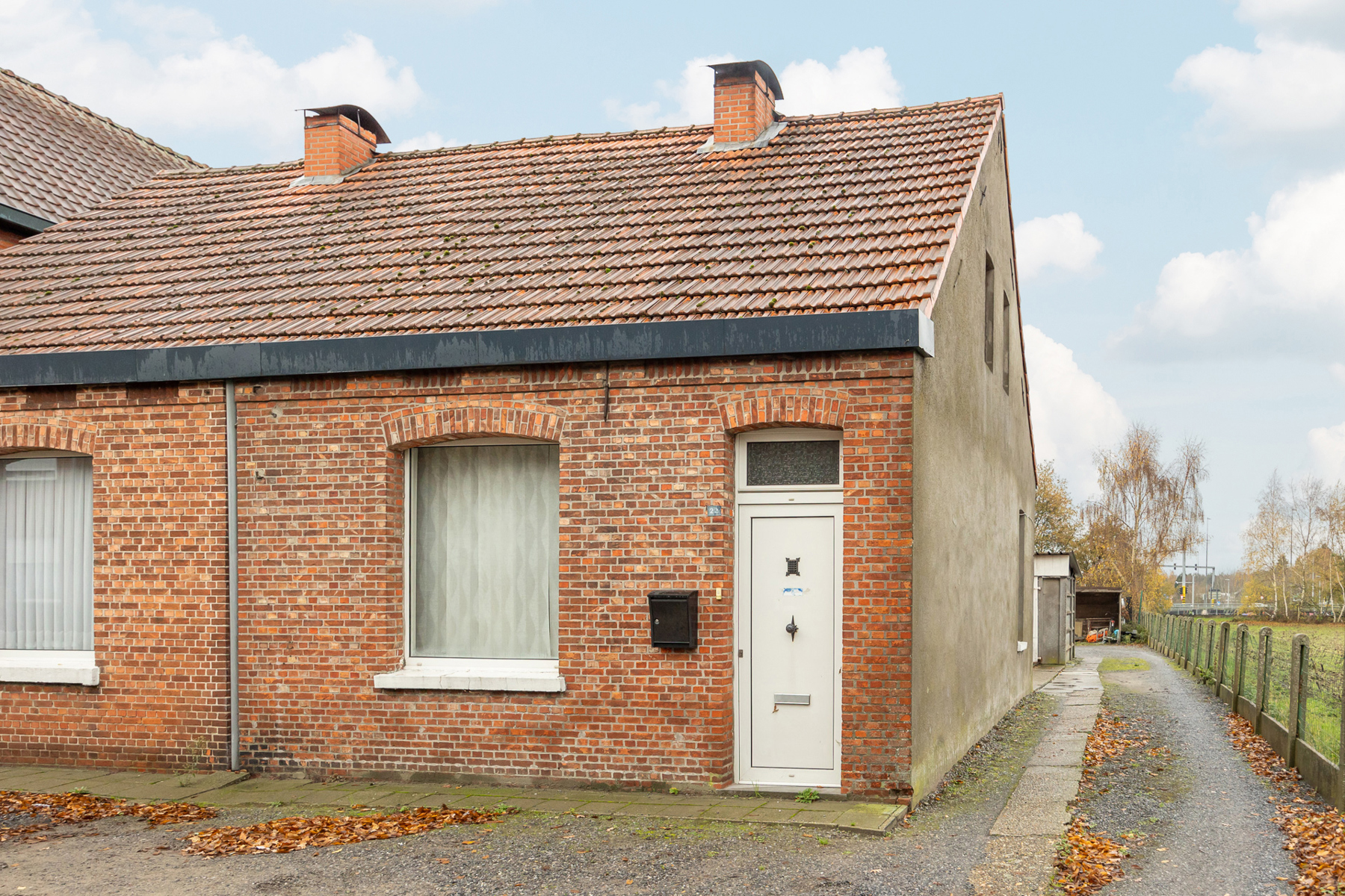 Halfopen woning met potentieel op gunstige locatie - foto 1