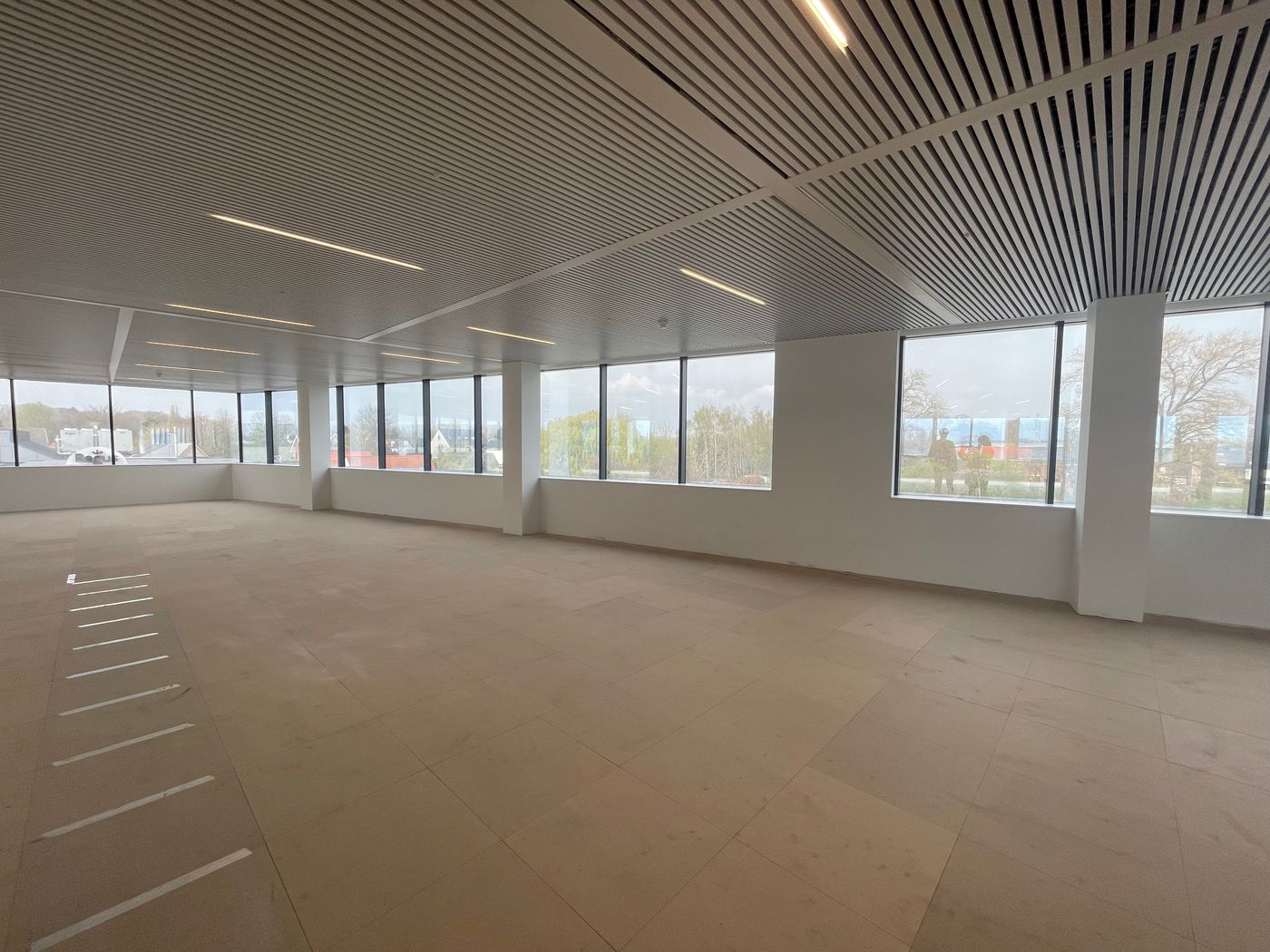 300 m² high-end kantoorruimte te huur, naast/langs E40 in Aalst. - foto 4