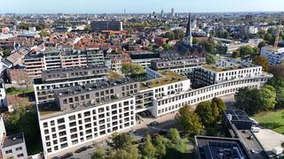 <strong>Residentie Dunant Gardens</strong> situeert zich op een bevoorrechte locatie in Gent, op korte afstand van het historische stadscentrum en de Watersportbaan. Jouw levenskwaliteit centraal: zelfstandig wonen zolang je dat wenst, met de geruststelling dat ondersteuning beschikbaar is wanneer je die nodig hebt. <br />Vanuit jouw appartement kijk je uit op de prachtige binnentuin of op de groene long van Gent, wat elke dag opnieuw een gevoel van ruimte en rust creëert.<br /><br />Dit ruime <strong>assistentieappartement</strong> met twee slaapkamers en dressing (of derde slaapkamer) is ontworpen met oog voor comfort, toegankelijkheid en hedendaags woonplezier. Het royale terras vormt een verlengstuk van je woonruimte. <br />Meer info ivm assistentiewoning via deze link:<br />https://2vwbqgcp.r.eu-central-1.awstrack.me/L0/https:%2F%2Fwoonzorg.i-mens.be%2Flocaties%2Fassistentiewoningen-gent-seniorcity-dunant-gardens/1/010701a15428d4bf-6fcab099-74b7-41bc-981a-57075bf8a96a-000000/WT96W_VmZkUTRTZLO821IvPLqXI=258<br /><br /><strong>Ligging & omgeving</strong><br />Op wandelafstand (max. 500 m):<br />Openbaar vervoer<br />Supermarkt<br />Apotheek<br />Park of bos<br />Winkels op wandelafstand<br /><br />Ligging aan de (stads)rand:<br />Ziekenhuis in de buurt (max. 5 km)<br />Vlakke, goed begaanbare omgeving<br />Park en/of tuin (meer dan enkel terras)<br /><br />Aankoopverplichting: staanplaats gelegen in de ondergrondse verdieping, nr 97, 30.000euro. <br /><br />Bruto bruikbare vloeroppervlakte volgens EPC attest 95m<sup>2</sup><br />KI appartement 1138<br />KI staanplaats 66<br />Stedenbouwkundige inlichtingen: woongebieden, vergunningen, geen verkavelingsvergunning, geen rechterlijke maatregel of bestuurlijke maatregel opgelegd, voorkooprecht<br />EPC 45 kWh/(m<sup>2</sup>jaar), energielabel A<br />Het perceel te Gent, afdeling 6, sectie F met perceelnummer 0249/00T000 bevindt zich niet in een<br />risicozone voor overstromingen.<br /><br /><strong>Wil je graag ontdekken of Seniorcity Dunant Gardens jouw toekomstige thuis kan worden? Contacteer Philip 0475757251</strong>