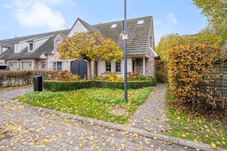 Deze instapklare gezinswoning, is strategisch gelegen in een rustige woonwijk zonder doorgaand verkeer, combineert hoogwaardige materialen met een doordachte indeling, sterke technische uitrusting en een uitzonderlijke ligging aan het groen.<br />Ideaal voor gezinnen die comfort, rust en toekomstgerichte energieprestaties willen combineren.<br /><br />Indeling:<br />*Gelijkvloers: een inkomhal met gastentoilet, de leefruimte met massief eiken parket en STÜV-houthaard baadt in natuurlijk licht en vormt een warm, sfeervol hart van de woning. De keuken biedt renovatiepotentieel voor wie zijn eigen stijl wil doortrekken. Aan de keuken gekoppeld kan men een heel grote garage met wasruimte terugvinden.<br /><br />*1ste verdieping: hier vind je 3 functioneel ingerichte slaapkamers, waarvan twee volledig uitgerust met maatwerkmeubilair. De badkamer (grote lavabo met een grote inloopdouche, ligbad en toilet) straalt luxe uit dankzij de afwerking in Italiaanse marmer Botticino Classico en natuursteen Moleanos.<br /><br />*2de verdieping/zolderruimte: hier kan men een volwaardige 4de slaapkamer (ideaal als speelzolder, bureau of hobbyruimte en biedt dankzij de Velux-ramen en maatwerkkasten optimaal comfort) en een afgesloten technische ruimte.<br /><br />Technisch staat deze woning sterk: Jaga lage-temperatuurconvectoren, Viessmann-ketel, 16 zonnepanelen MET groenestroomcertificaten tot 2030, conforme elektriciteit, regenwaterput 5.000 l en complete UTP/coax-voorzieningen in heel het huis.<br /><br />Buiten geniet je van een zonovergoten, zuidgerichte tuin met padoek tuinpoort, een breed terras en volledige privacy dankzij de onmiddellijke grens aan openbaar groen. De Wonderwoud-groenpool ligt op wandelafstand, wat deze locatie extra aantrekkelijk maakt voor gezinnen en natuurliefhebbers.<br /><br />De vlotte bereikbaarheid tov. de oprit van de R4 (richting E17 en E40) en het treinstation Gent-Dampoort (5 km) zijn een ongelofelijke troef voor pendelaars!<br />Op 15 minuten sta je in centrum Gent.<br /><br />Deze woning heeft een super goede EPC-score, maw. super voordelig in energieverbruik!!<br /><br />Bij interesse, bel of mail Pieterjan op 0472 80 20 65 of pw@entree.be