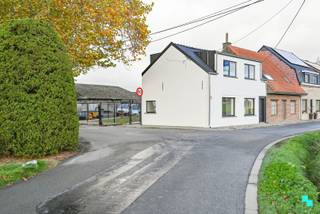 Deze instapklare woning werd in 2025 van A tot Z gerenoveerd met oog voor comfort, kwaliteit en energiezuinigheid. De woning bevindt zich op een perceel van 191 m² en beschikt over een uitstekend EPC-label A. INDELING: via de inkomhal met apart gastentoilet kom je in de gezellige leefruimte, waar grote raampartijen zorgen voor een overvloed aan licht en een panoramisch zicht op de omliggende natuur. De leefruimte sluit naadloos aan op de volledig uitgeruste keuken met annex berging en technische ruimte. Op het gelijkvloers bevindt zich ook een ruime badkamer met ligbad, dubbele wastafel en inloopdouche. De bovenverdieping telt drie ingerichte slaapkamers. De tuin werd volledig nieuw aangelegd en beschikt over een terras, grasmatten en een prachtig vergezicht. Aan de zijkant van de woning is een praktische poort voorzien. Er is een mogelijkheid tot aankoop van extra (agrarische) grond van 886 m² voor €45.000. Dit perceel ligt op minder dan 100 meter van het hoofdperceel en bevat een vervallen dubbele garage, met de mogelijkheid tot nieuwbouw van een garage of loods. EXTRA: zonnepanelen | Regenwater | Warmtepomp lucht-lucht | elektrische rolluiken op gelijkvloers. Maak een afspraak via 056 98 03 03 en ontdek deze unieke woonst!