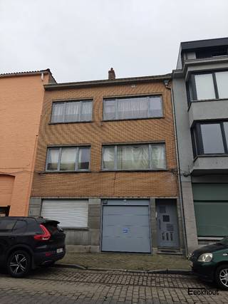 Dit pand is centraal gelegen vlakbij het Maria Hendrikapark, station, jachthaven en op een steenworp van het bruisende stadscentrum. Het bestaat uit een garage en 3 ruime appartementen (één woonst per verdieping) waarvan één gelijkvloers appartement met gezellige binnenkoer. Bovendien beschikt het pand over een ruime, afgewerkte zolder die men eventueel kan inrichten als extra studio. Alle appartementen zijn verhuurd wat dit de ideale investering maakt. Ook uitermate geschikt voor bouwpromotie.<br />EPC gelijkvloers: 362 kWh/m² of label D (20260218-0003806118-RES-1). EPC 1e verdieping: 300 kWh/m² of label C (20260218-0003806125-RES-1). EPC 2e verdieping: 214 kWh/m² of label C (20260218-0003806128-RES-1). EPC gemene delen (20260218-0003806095-GD-1). Geen renovatieplicht van toepassing.