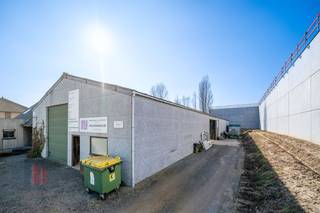 Het terrein met loods en woning ligt nabij de bedrijvige Bruggesteenweg (N32), op slechts 5 minuten van de ring rond Roeselare (R32) en heeft een directe verbinding met de op- en afrit 8 Roeselare-Beveren van de E403 (+/- 5,6 km).<br /><br />Het aanbod omvat een woning van +/- 250 m² aan de voorzijde en een ruime magazijnruimte van +/- 516 m² aan de zijkant. Dit veelzijdige pand op een toplocatie in Hooglede biedt de ideale combinatie van wonen en werken.<br /><br />De loods van +/- 516 m² is opgebouwd uit een staalstructuur met silex betonpanelen en beschikt over een vrije hoogte van +/- 5,87 m (nok) en 4,38 m (zijkant). De magazijnruimte is vlot toegankelijk via twee automatische sectionale poorten: één aan de voorzijde (4 m hoog x 3,5 m breed) en één aan de zijkant (5,7 m hoog x 3,36 m breed), evenals afzonderlijke toegangsdeuren. Daarnaast beschikt het magazijn over nutsvoorzieningen, TL-verlichting, een gepolierde polybetonvloer, lichtplaten en zonnepanelen (350 Wp per paneel - totaal vermogen 9.800 Wp).<br /><br />De woning, met een oppervlakte van +/- 250 m², biedt een aangename woonruimte en is op het gelijkvloers als volgt ingedeeld: een inkomhal, apart toilet, bureelruimte, lichtrijke en ruime woonkamer met zicht op de tuin, keuken, berging en kelder. De 1ste verdieping heeft volgende indeling: 4 slaapkamers, een badkamer en een zolderruimte.<br /><br />De site met woning bevindt zich in een gebied voor ambachtelijke bedrijven en KMO’s en is bestemd voor de vestiging van industriële of ambachtelijke bedrijven (opslag, activiteit, ...).<br />Bovendien biedt het ruime terrein van 2.206 m² voldoende manoeuvreer- en parkeergelegenheid.<br /><br />Contacteer <strong>PANORAMA B2B</strong> voor bijkomende inlichtingen of een vrijblijvend plaatsbezoek via<strong> 050 300 700.</strong>