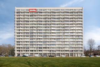 Dit appartement is gelegen op de vijftiende verdieping van een verzorgd gebouw met lift en biedt een comfortabele indeling, veel lichtinval en een gunstige ligging. Indeling: een inkomhal met een ingebouwde kastenwand en een apart toilet. Een ruime en lichtrijke woon- en eetkamer 30m² met aansluitend de keuken, die is uitgerust met een koelkast, een diepvriezer, een elektrisch fornuis, een oven, een microgolfoven en talrijke opbergkasten. Het appartement telt twee slaapkamers van respectievelijk 17 m² en 10 m². De badkamer is voorzien van een bad met douchescherm, een wastafel en een aansluiting voor wasmachine en droogkast. Aan zowel de voor- als achterzijde van het appartement bevindt zich een terras, waar u kan genieten van een prachtig open uitzicht. Troeven: inclusief ondergrondse privatieve autostaanplaats, de gevels zijn recent gerenoveerd, elektriciteit is conform. <br />De algemene kosten omvatten onder andere het privatieve waterverbruik, de collectieve verwarming en het gebruik van de lift. <br />Op wandelafstand van het openbaar vervoer en in de onmiddellijke nabijheid van autosnelwegen, invalswegen, winkels, ontspanningsmogelijkheden en het strand van Sint-Anneke.