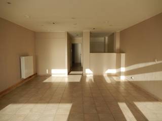 omvattende een hal met apart toilet, een grote open ruimte, een keuken met aparte eethoek, 2 kamers/burelen, een stooklokaal, een badkamer,...