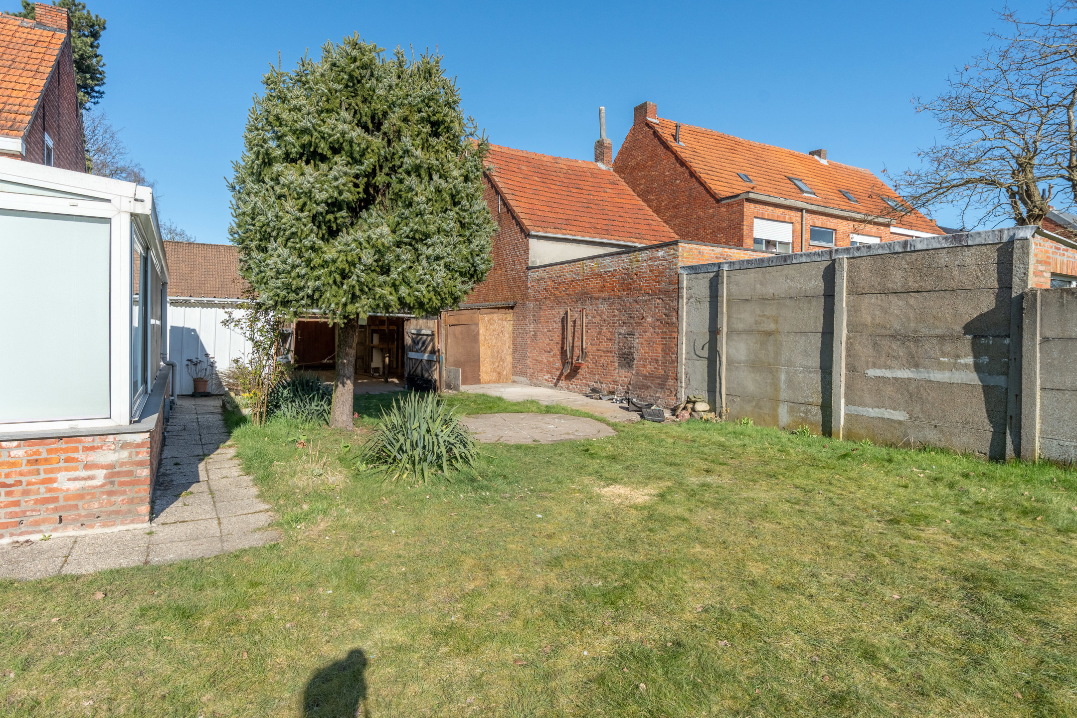 Te renoveren woning met ruime tuin op toplocatie Vosselaar. - foto 4