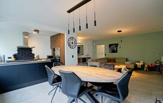 Op zoek naar een instapklaar appartement op een uitstekende locatie? Dan is dit volledig gerenoveerde appartement precies wat u zoekt. Gelegen op de bovenste verdieping van een kleinschalig gebouw, geniet u hier van rust, veel natuurlijk licht en een aangename woonomgeving.<br />Bij het binnenkomen wordt u verwelkomd in een ruime en lichtrijke leefruimte met een moderne open keuken. Dankzij de open indeling ontstaat een gezellige en ruimtelijke sfeer.<br />Het appartement werd in 2021 volledig vernieuwd en is afgewerkt met oog voor comfort en kwaliteit. Verder beschikt het over twee volwaardige slaapkamers, een stijlvolle badkamer en een aangenaam terras.<br />Een bijkomende troef is de ruime kelderberging, die heel wat extra opbergruimte biedt.<br />De ligging is zonder twijfel een van de sterke punten van dit appartement. Op een steenworp van het prachtige Rivierenhof geniet u van een groene omgeving met tal van wandel-, fiets- en recreatiemogelijkheden. Bovendien bevindt u zich op korte afstand van het centrum van Antwerpen en zijn winkels, openbaar vervoer en scholen vlot bereikbaar. <br />Kortom, een lichtrijk, instapklaar appartement met twee slaapkamers, een terras en een uitstekende ligging, ideaal voor wie comfortabel wil wonen in een groene én centrale omgeving.<br />referentie: 5702