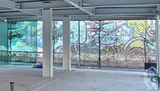 Op zoek naar een unieke werkplek in het hart van de stad, maar toch omgeven door rust en groen? Dit glazen paviljoen, ontworpen door Stéphane Beel, deed jarenlang dienst als onthaalpaviljoen van het Rubenshuis en krijgt nu een tweede leven op een prachtige rustige binnenplaats. De kamerhoge ramen zorgen voor een open karakter en schenken een uitzicht op het omliggende groen en het terras van 25 m². Hier krijg je de vrijheid om je kantoor of praktijkruimte volledig naar eigen smaak in te richten. Bovendien is de prijs inclusief warmtepomp, zonnepanelen en de volgende afwerking: vloeren, elektriciteit, gipsplaat- en schilderwerken.<br /><br />Vind je ook dat dit het perfecte visitekaartje is voor je klanten? Maak dan snel een afspraak met ons!<br /><br />EPC: A.<br />Verkoop onder BTW-stelsel.<br /><br />(woongebied, vergunning, geen verkavelingsvergunning, voorkooprecht, geen rechterlijke herstelmaatregel)